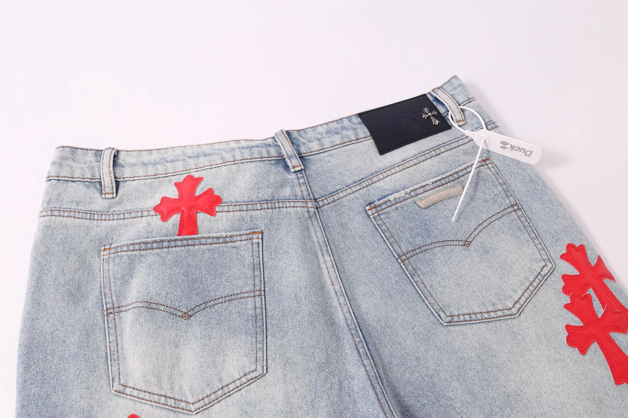 P240 Style number: H898 [Men's zipper style] Croxin & 𝐂𝐡𝐫𝐨𝐦𝐞 𝐇𝐞𝐚𝐫𝐭 ss25 new blue Miami red leather jeans. Styles with different wash textures are very friendly to people with thin legs. The slightly flared version perfectly modifies the leg shape. The timeless and moderate length makes it easy to match and match. It is the basis for various styles and is a must-have in your wardrobe! The fabric is stiff but also makes the upper body soft without losing texture. The washing process is even more perfect. It is a must-have item for everyone! ! ! Washed wheat, hang tag, pants label, three labels complete Color: blue Size: 30-32-34-36